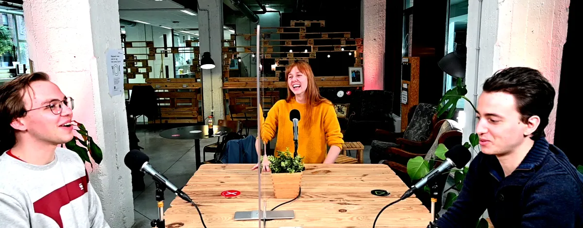 studenten rond tafel die praten in hun microfoon