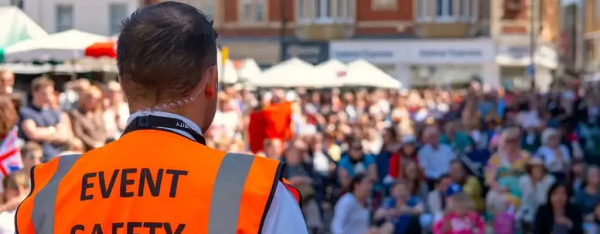 Man met fluo vestje op een event voor safety