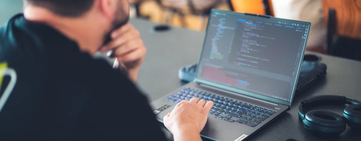 Student Toegepaste Informatica uit het flextraject bezig met code