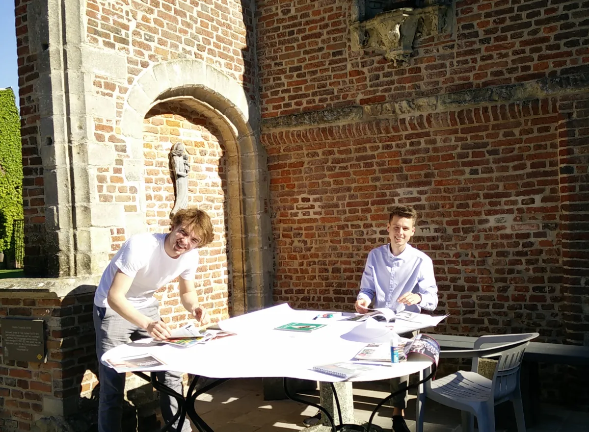 studenten rond tafel die brainstormen