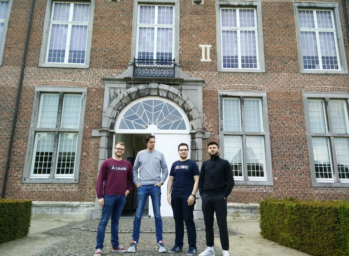 studenten poseren voor gebouw