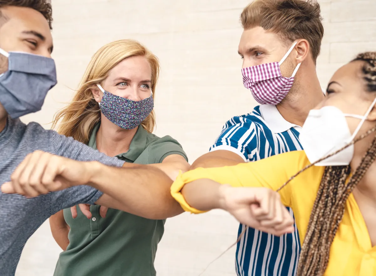 4 studenten met mondmasker