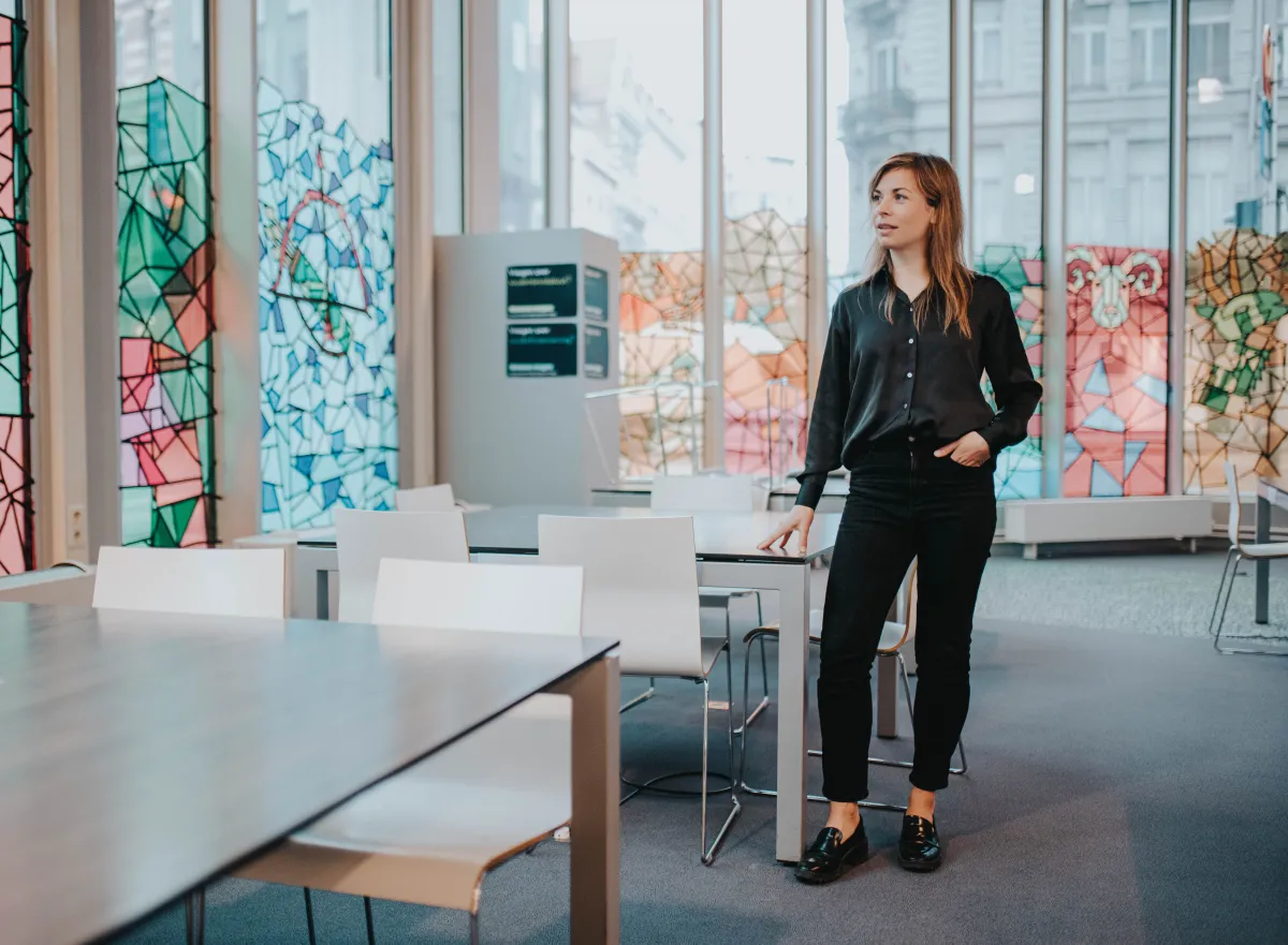 Docent Business English in de foyer op campus Groenplaats