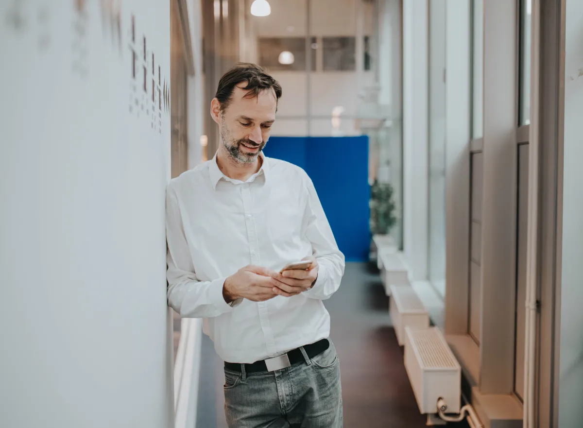 Docent Marketing in de gangen van campus Groenplaats