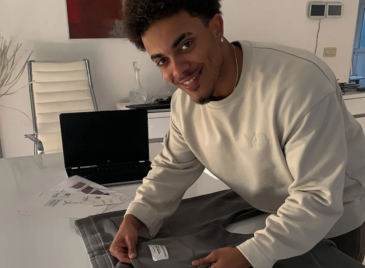 Geoffrey Gaké is oud-student Internationaal Ondernemen. Hij heeft een eigen bedrijf in Luxury streetwear van kwalitatieve materialen.