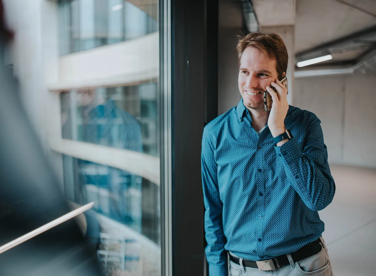 Medewerker aan het bellen op campus Zuid