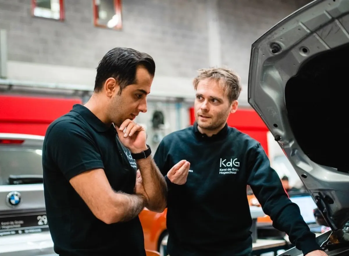 Dennis met student in autotechnologisch centrum