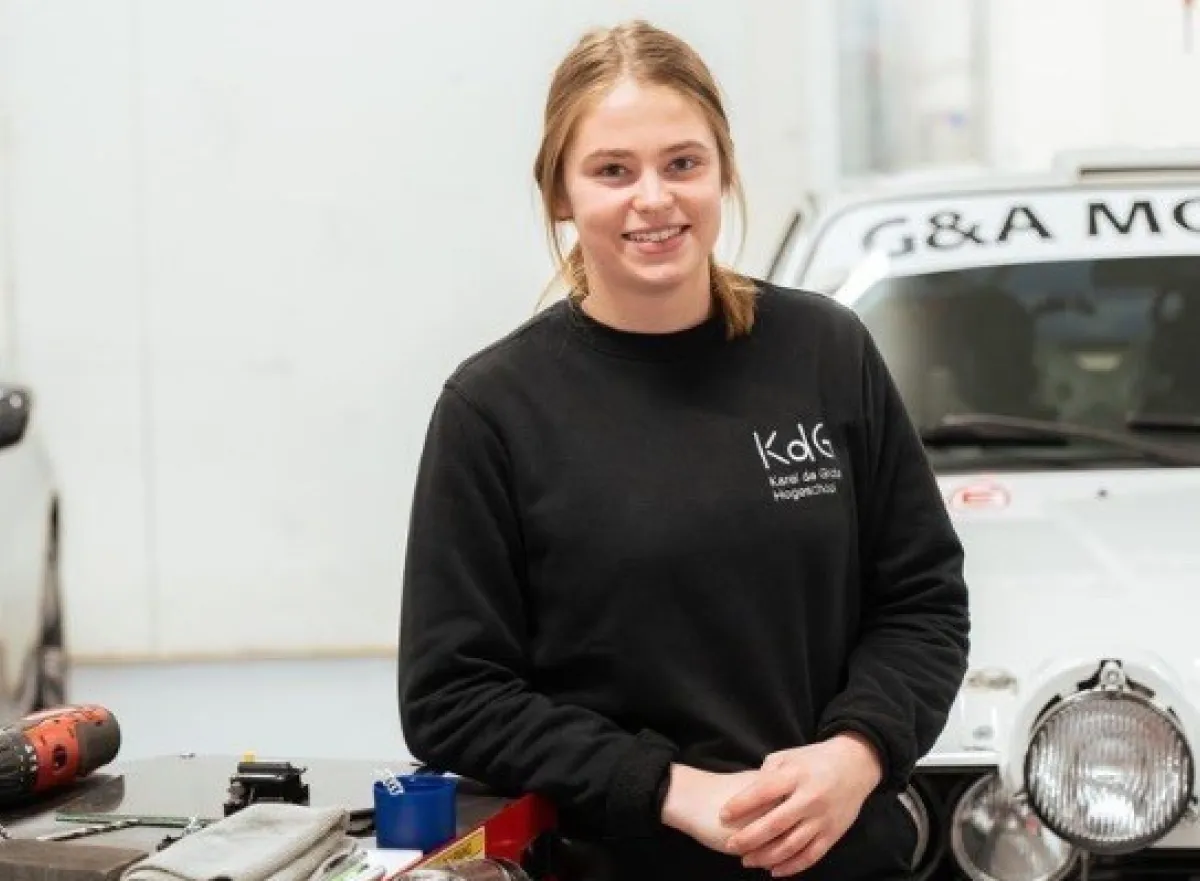 Studenten aan het werk in het autotechnologisch centrum