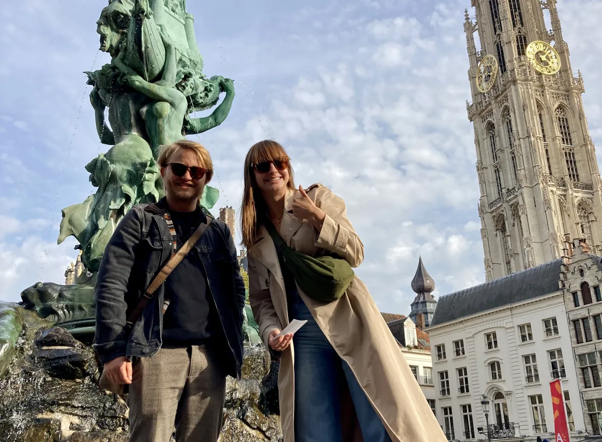 Studenten aan de kathedraal