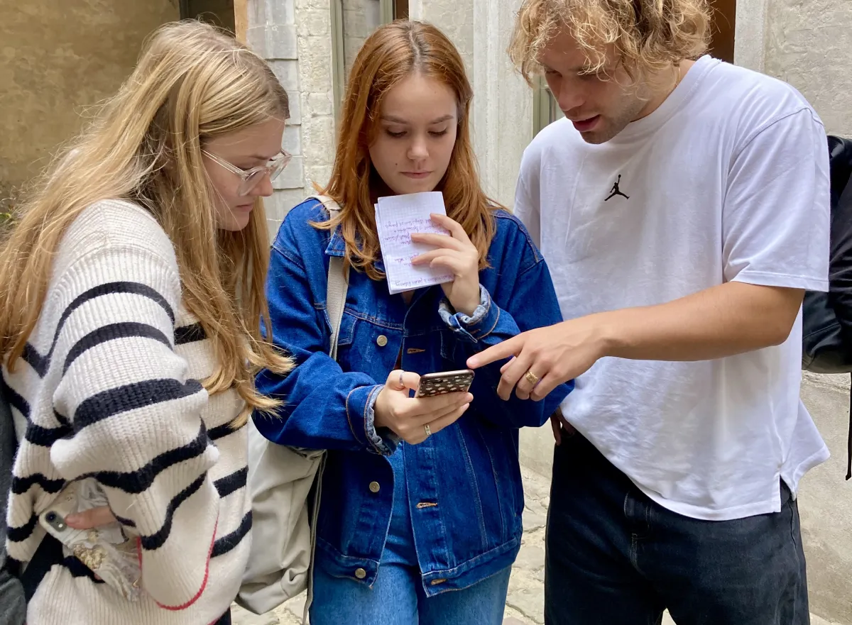 Studenten aan het gidsen