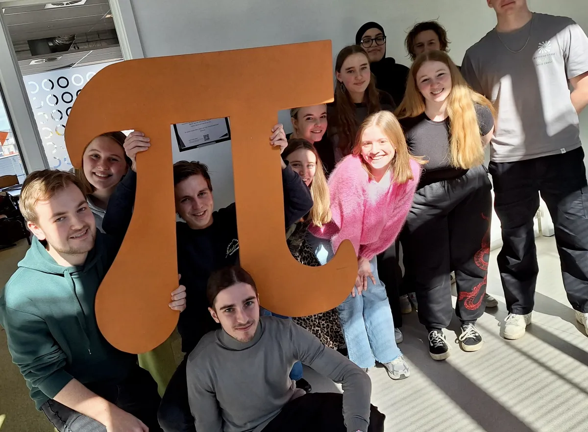 studenten werken aan wiskundige opdrachten