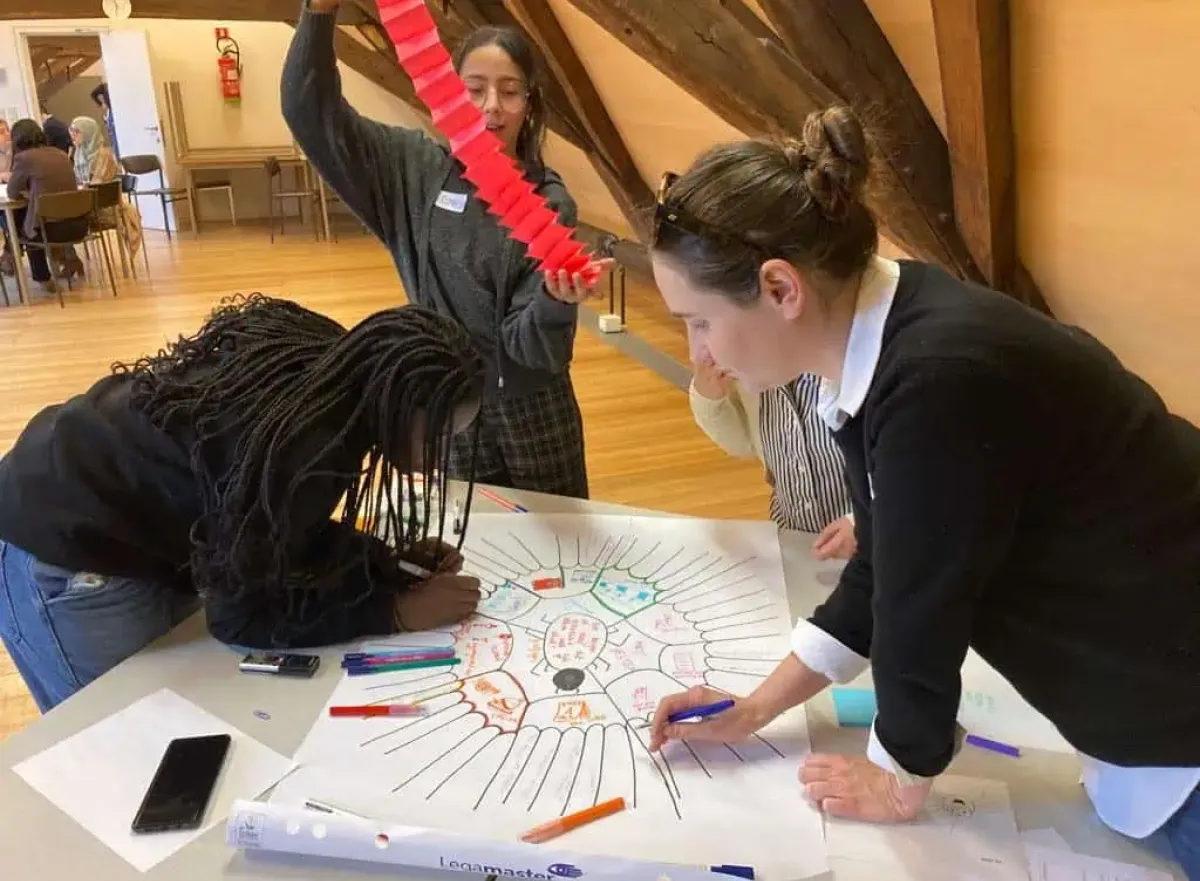 Kinderen tekenen op de grond