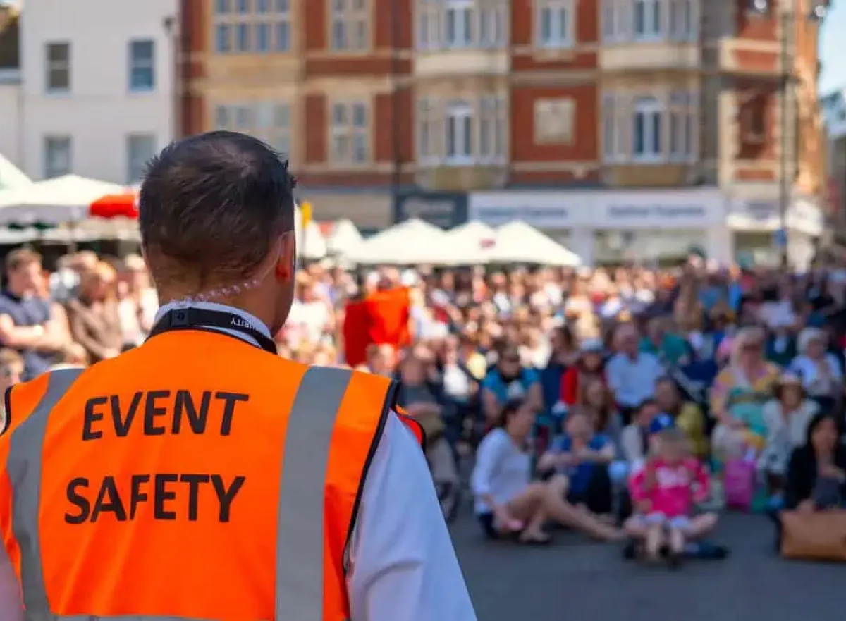 Man met fluo vestje op een event voor safety
