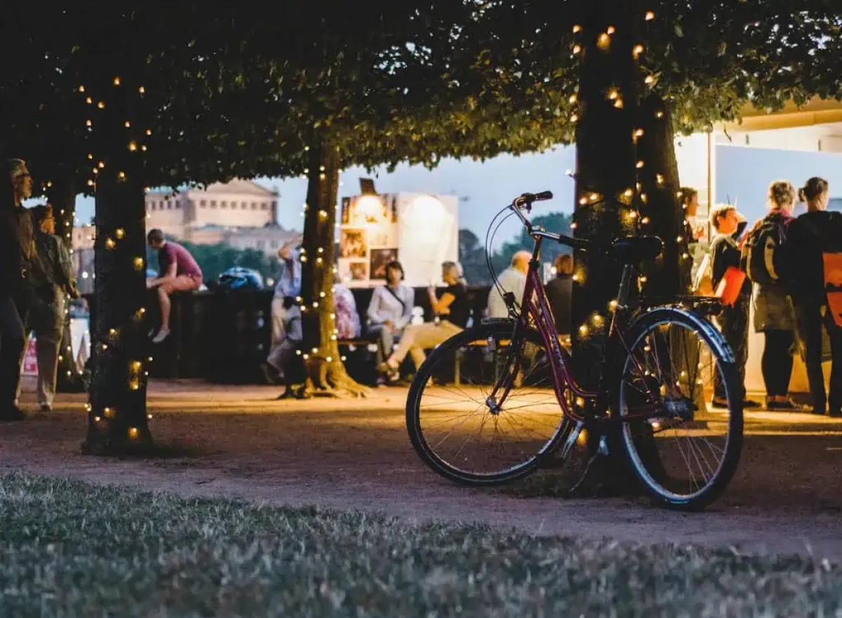 Fiets staat op een evenement in de nacht