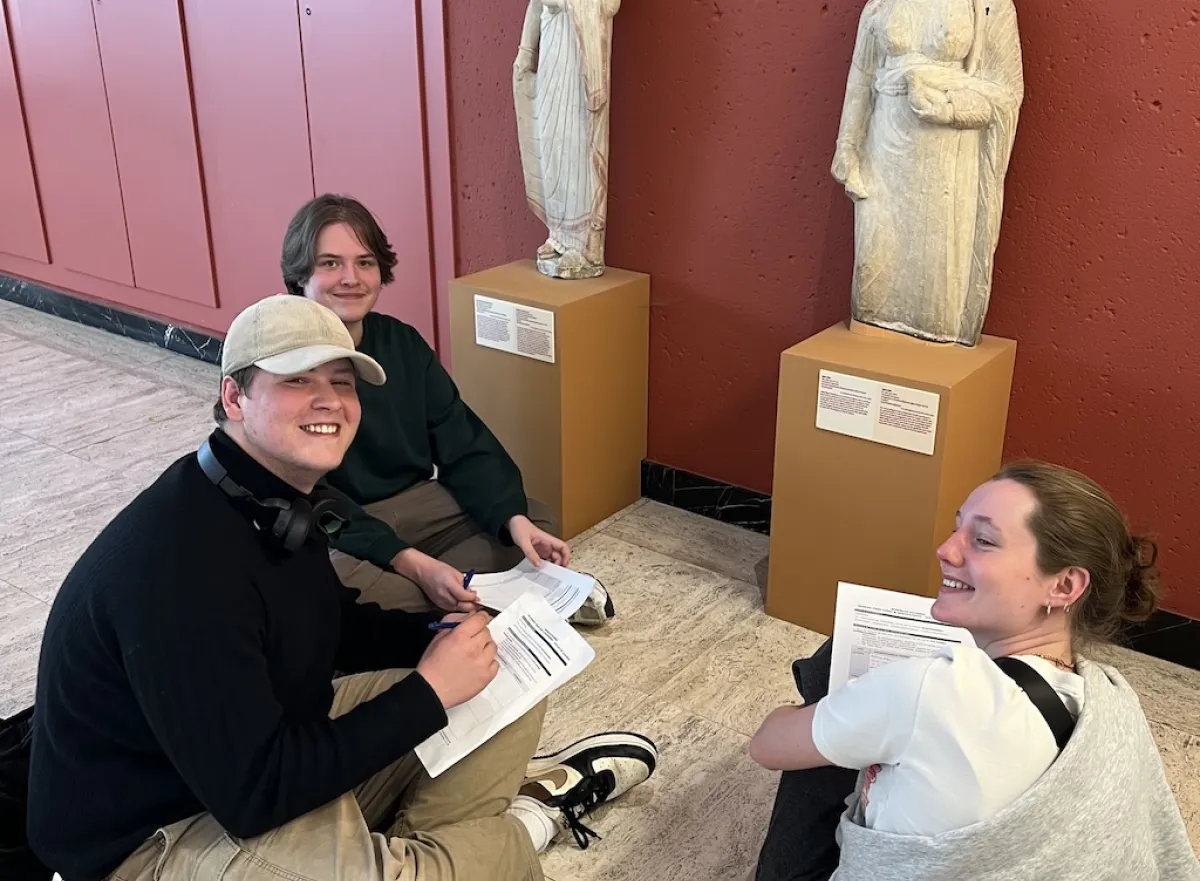 Oog in oog met Griekse beelden in het Museum voor Kunst en Geschiedenis te Brussel.