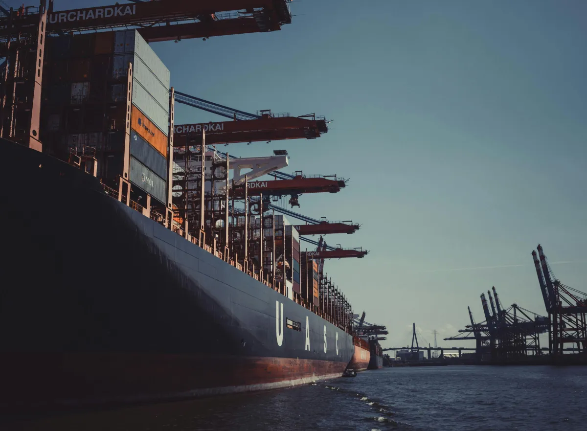 Foto van schip dat instaat voor bouw en infrastructuur