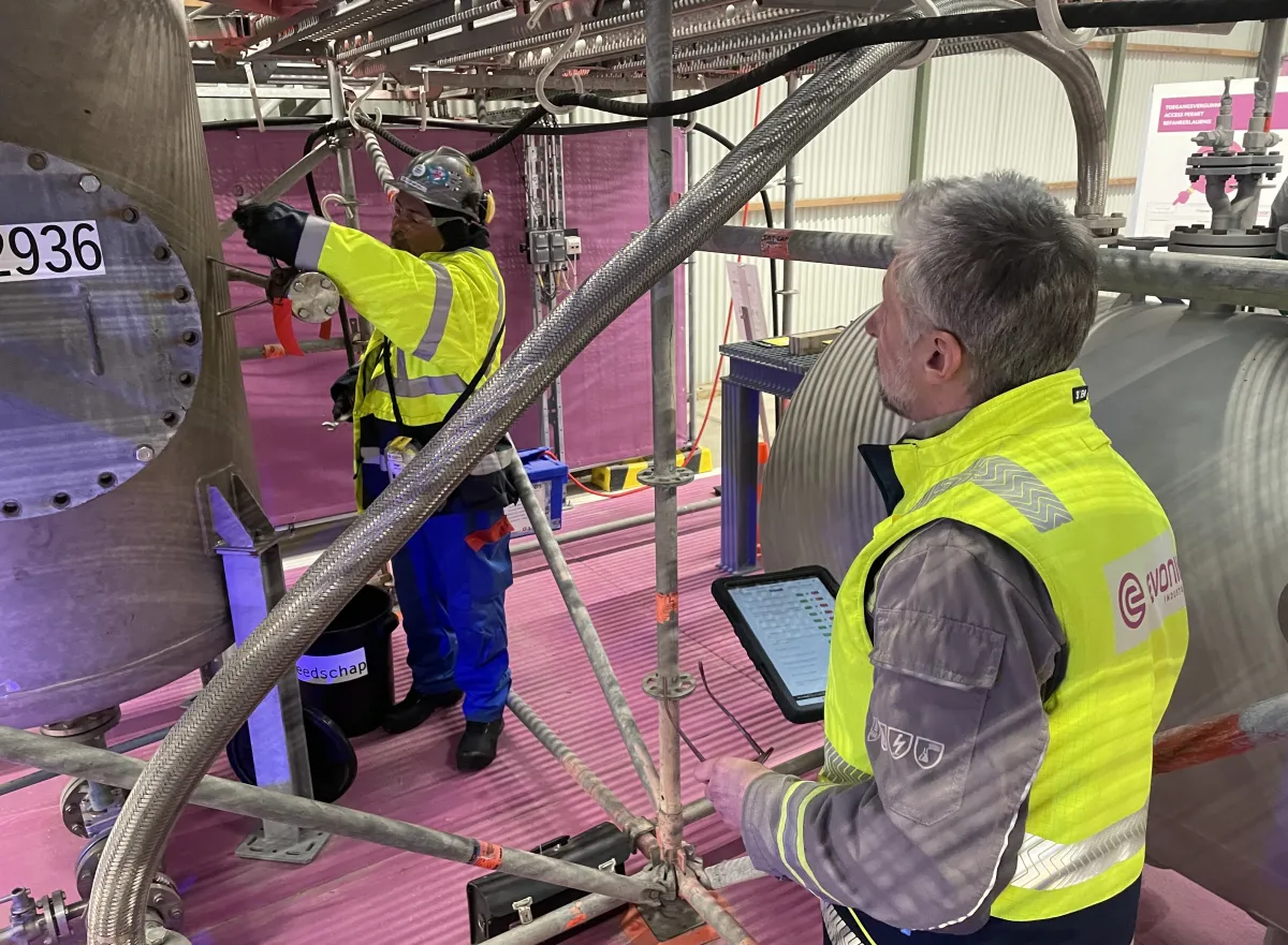 Veiligheidscoördinator analyseert technische handeling