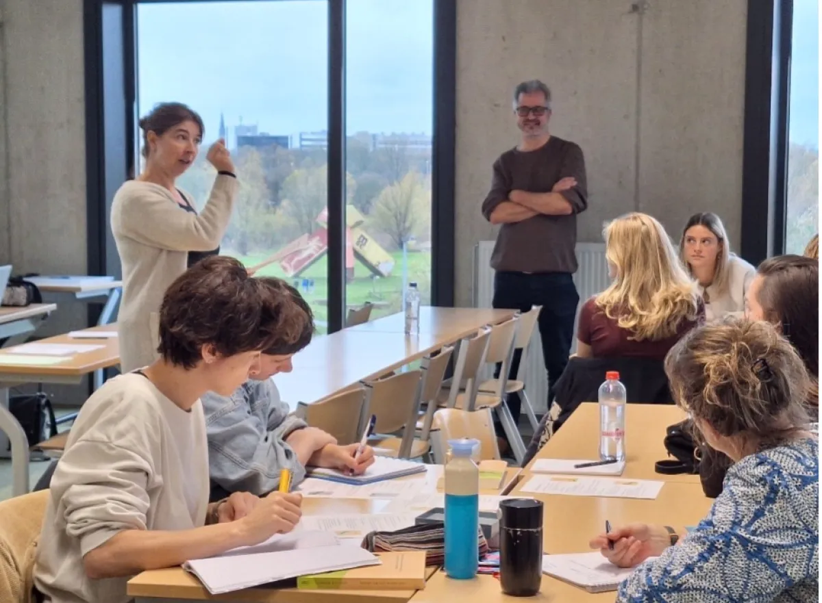 Ontmoeting met studenten Nederlands van de HAN University of Applied uit Nijmegen: elkaars curriculum ontdekken en een samenwerkingsproject op poten zetten.