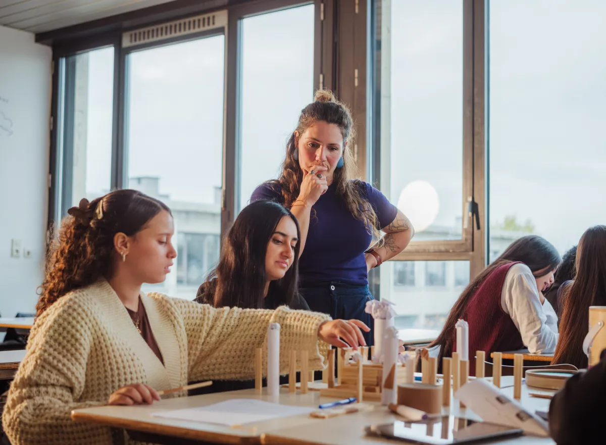 Leerkracht secundair met leerlingen aan het werk