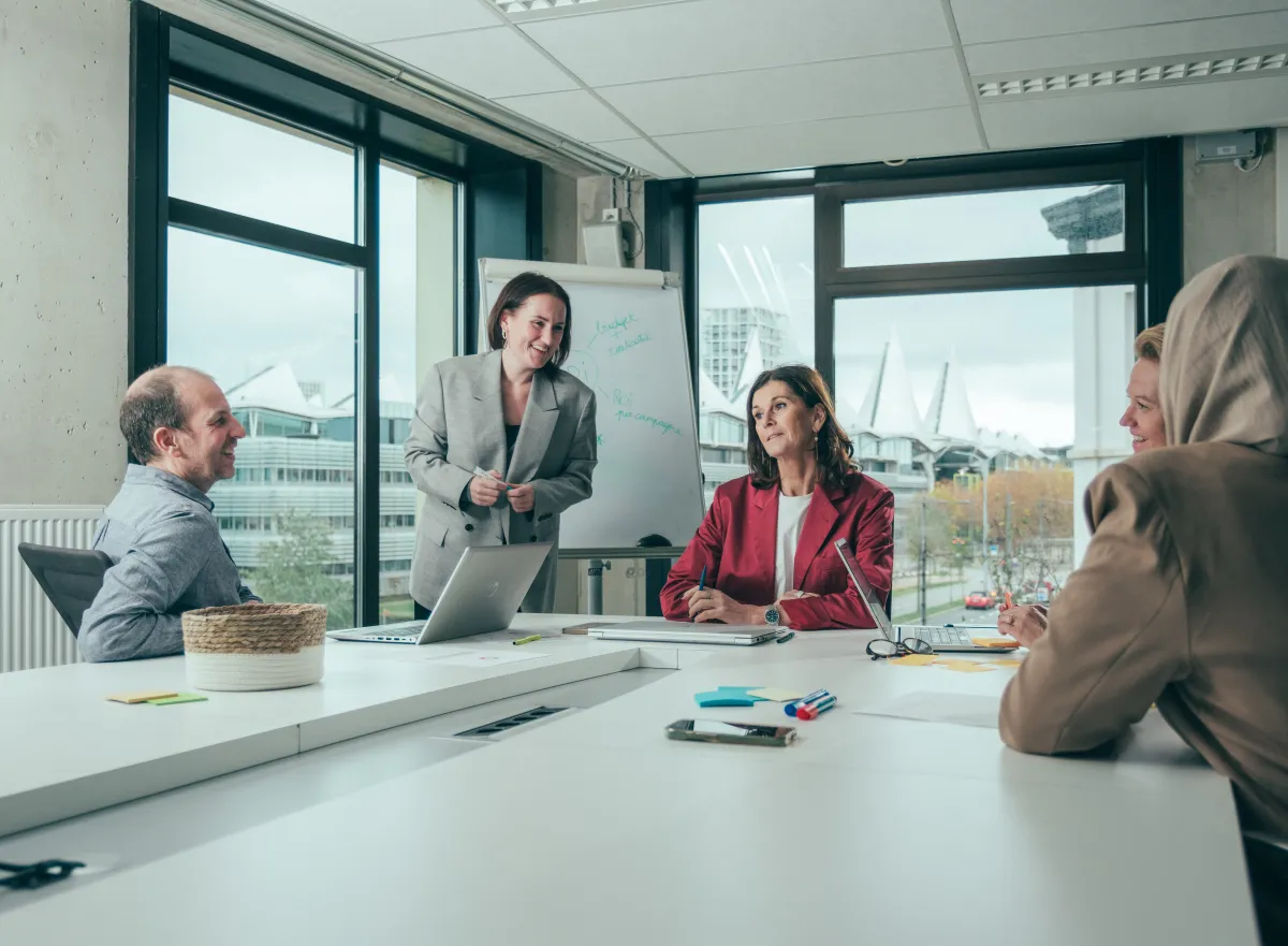 Groep collega's tijdens meeting met Justitiepaleis op de achtergrond