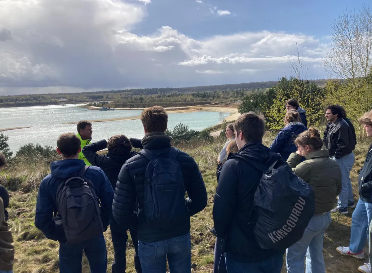 Aardrijkskunde is: regelmatig op excursie gaan, zoals hier naar een zandgroeve in Limburg.