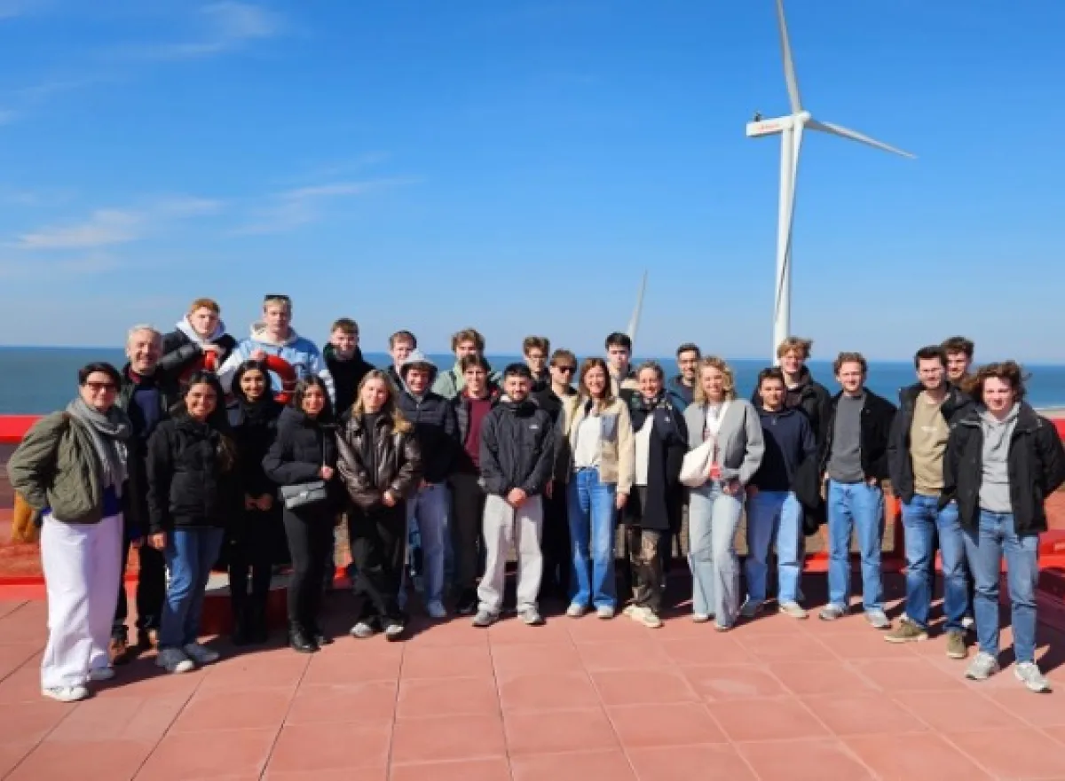 Tweedejaarsstudenten genieten van een driedaagse studiereis naar Rotterdam, met een bezoek aan de haven van Rotterdam en een mini-conferentie digitalisering en innovatie i.s.m. Hogeschool Rotterdam