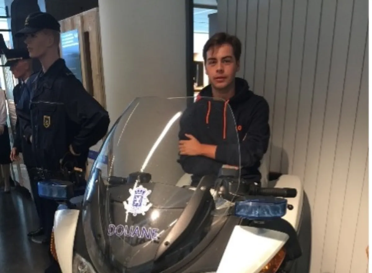 Tweedejaarsstudenten bezoeken de douane.