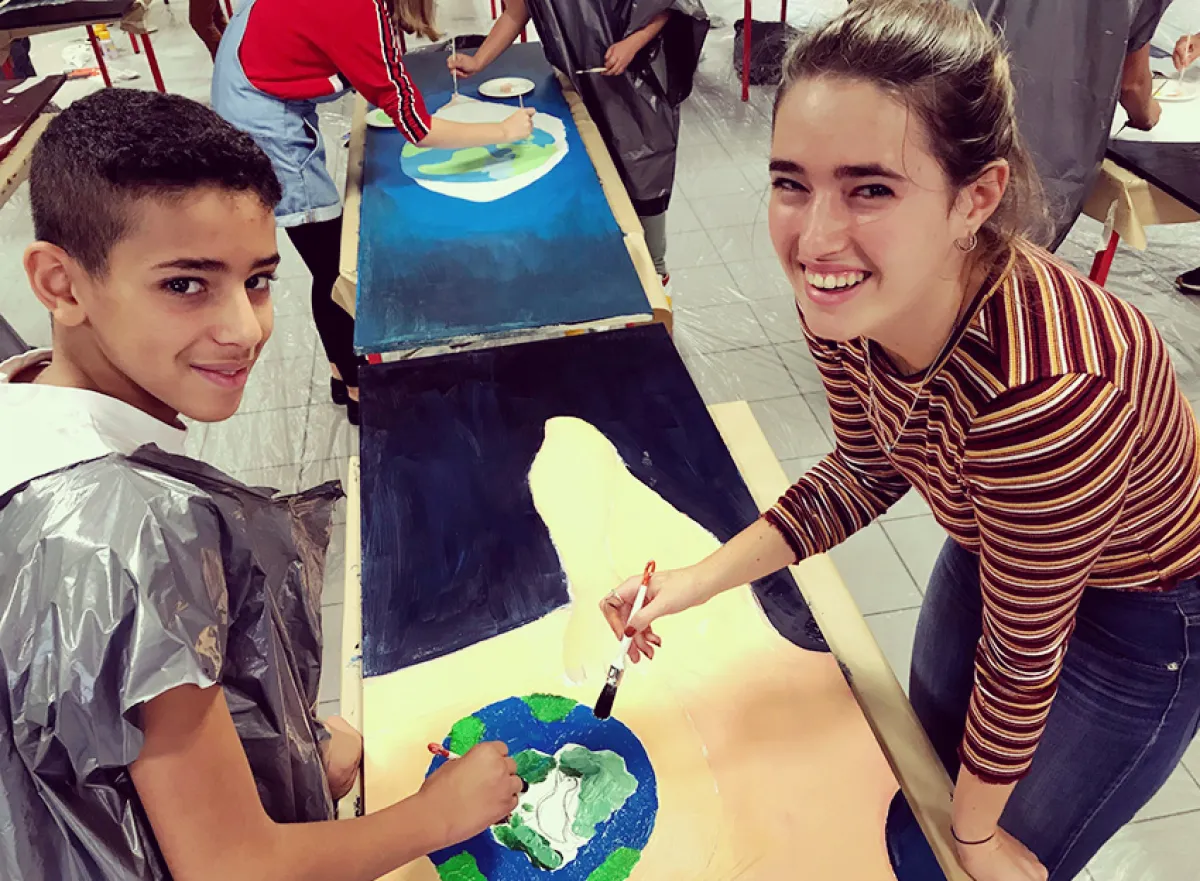 Studenten Project Kunstvakken, opleiding secundair onderwijs, maken knappe schilderijen met leerling Lyceum Deurne | KdG Hogeschool Antwerpen