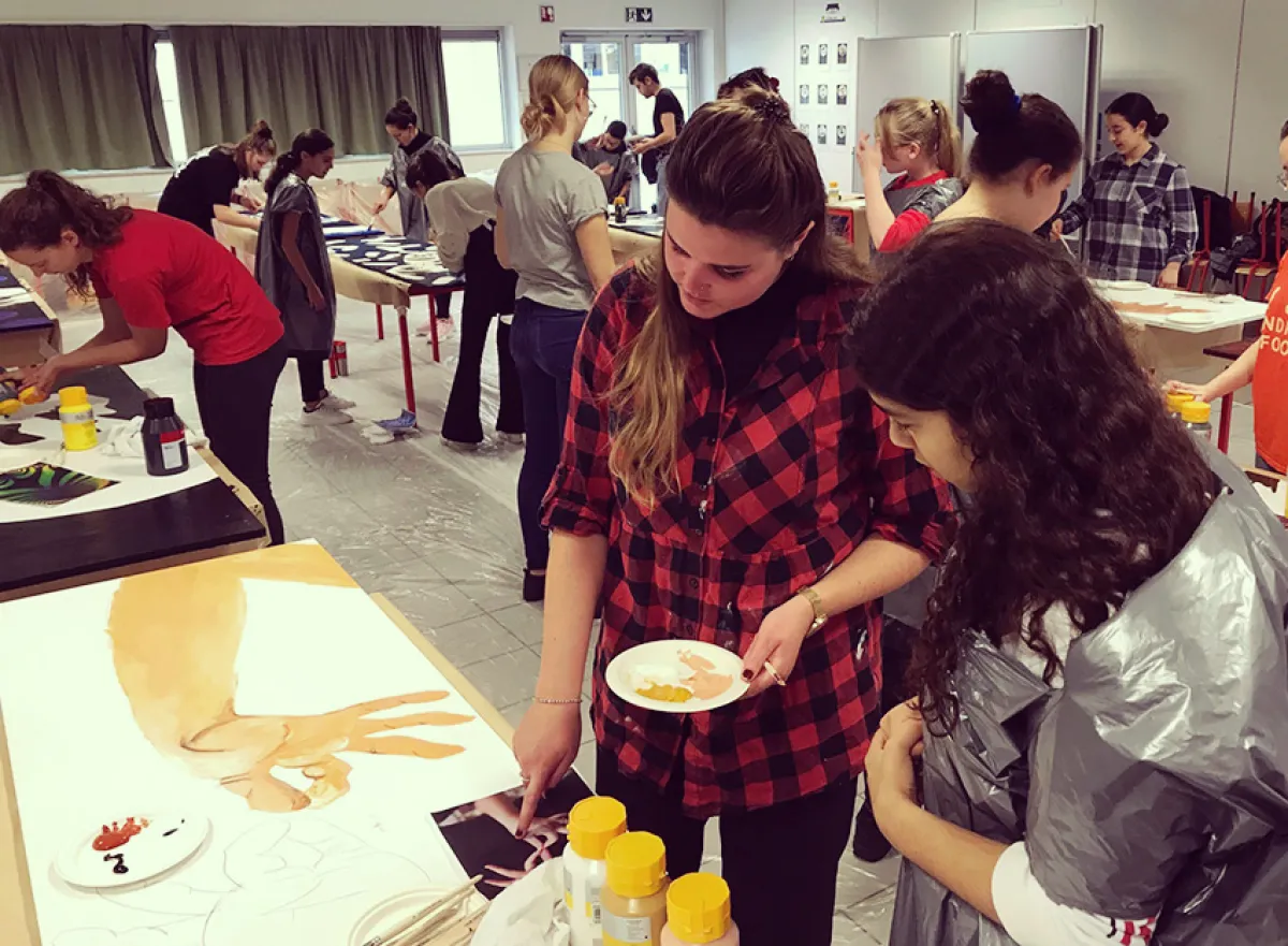 Studenten Project Kunstvakken, opleiding secundair onderwijs, maken knappe schilderijen met leerling Lyceum Deurne | KdG Hogeschool Antwerpen